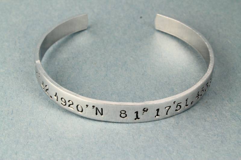 Koordinaten Armband - Manschettenarmband Silber Verstellbares Adressarmband Breitengrad Longitude von StampinOffThePath