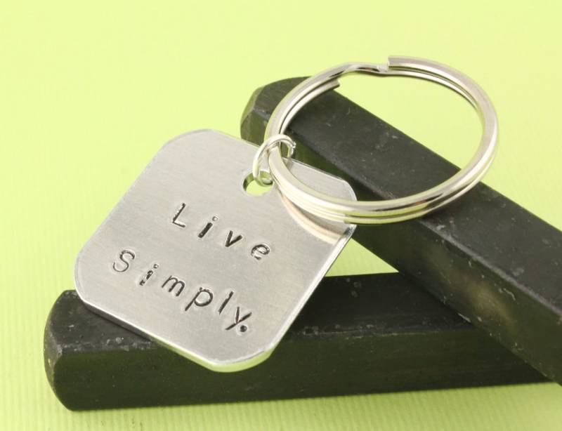Live Simply Schlüsselanhänger - Minimalist Keychain Silber Minimal Keychain Schlüsselring Geschenk Unter 20 Yoga Meditation von StampinOffThePath