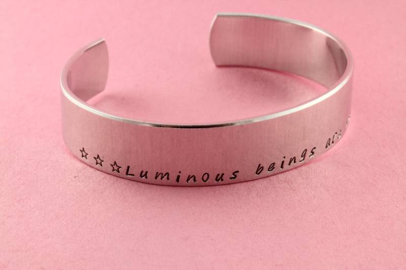 Luminous Beings Are We Armband - Verstellbares Silber Manschettenarmband Film Zitat Beste Freundin Geschenk Lustiges von StampinOffThePath
