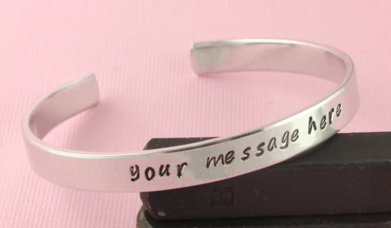 Manschettenarmband - Silber Armband Personalisiertes Verstellbares Geschenk Für Sie Unter 20 von StampinOffThePath