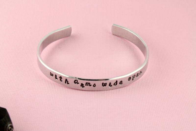 Mit Armen Breites Offenes Armband - Manschettenarmband Silber Individuelles Geschenk Für Ihn Personalisiertes Unter 20 von StampinOffThePath