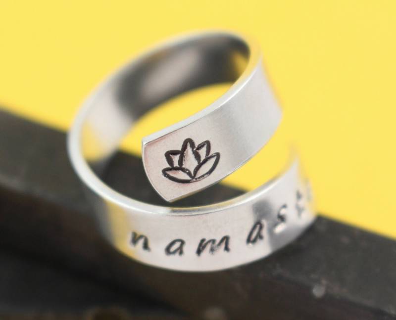 Namaste Ring - Lotus Blüten Yoga Wickelring Twist Inspiration Verstellbarer Breathe Größe 7 von StampinOffThePath