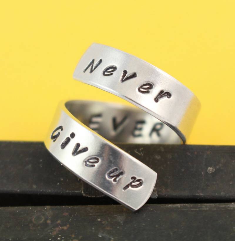 Never Ever Give Up Ring - Verstellbarer Wickelring Twist Inspirierender Motivationsring Don't Up Silberring von StampinOffThePath