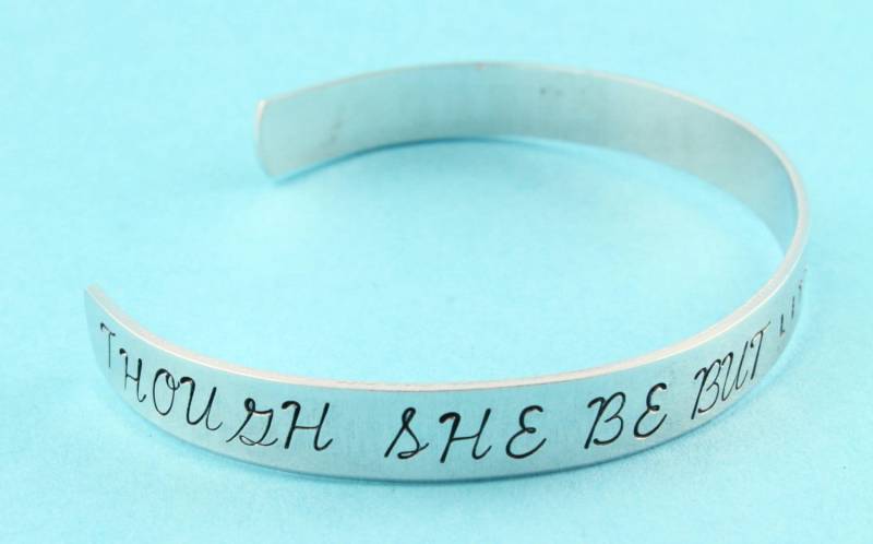 Obwohl Sie Nur Klein Ist, Ist Ein Erbitterter Armreif - Silber Armband Shakespeare Zitat Wilder von StampinOffThePath