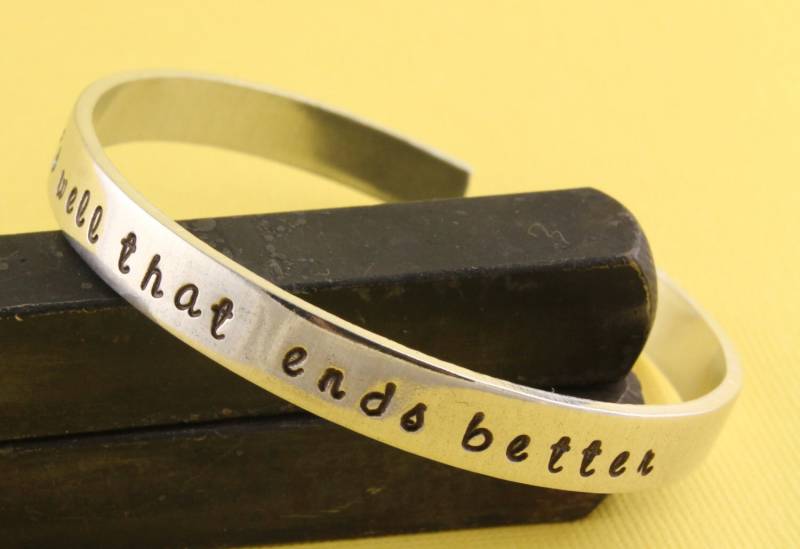 Sale - All Es Well That Ends Better Handgestempeltes Manschettenarmband Armband von StampinOffThePath