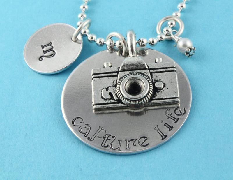 Sale - Capture Life Kamera Initial Und Geburtsstein Halskette Silber Hand Gestempelte Personalisierte Muttertagsgeschenk von StampinOffThePath