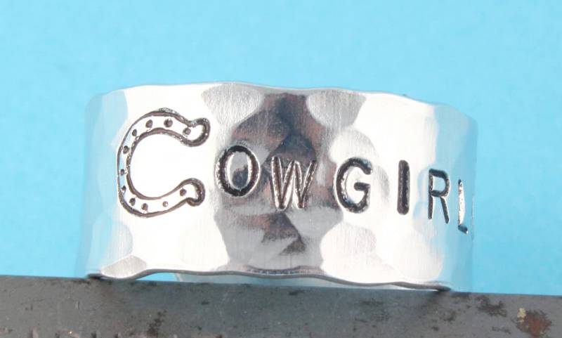 Sale - Cowgirl Up Ring Verstellbarer Aluminium Handgestempelter Hufeisen Muttertagsgeschenk Ringgrößen 5 6 7 8 9 10 11 12 von StampinOffThePath
