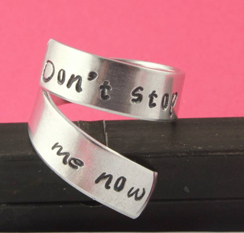 Sale - Don't Stop Me Now Wrap Twist Ring Verstellbarer Aluminium Hand Gestempelter von StampinOffThePath