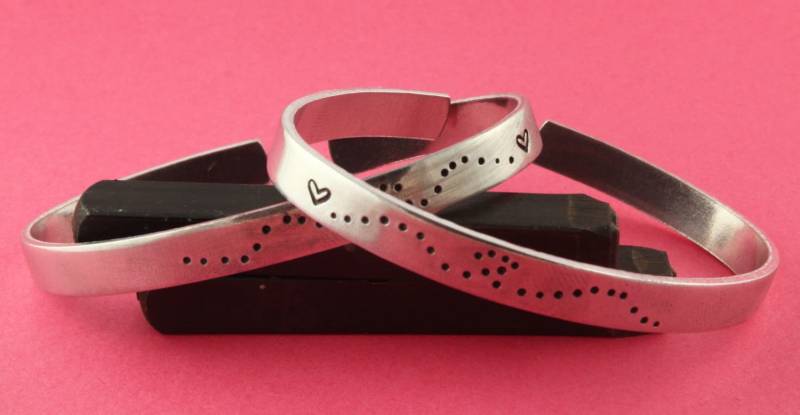 Sale - Fernliebe Und Romantik Handgestempelte Manschettenarmbänder Paare Geschenk Aluminium Armbänder Muttertagsgeschenk von StampinOffThePath