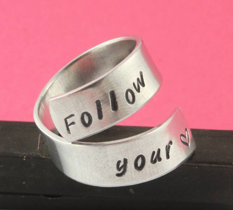 Sale - Follow Your Heart Wrap Twist Ring Verstellbarer Aluminium Hand Gestempelter Valentinstag von StampinOffThePath