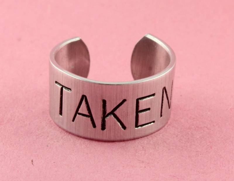 Sale - Gefasster Ring Verstellbarer Breiter Aluminiumring Handgestempelter Verlobungsgeschenk Verlobungsring Valentinstag von StampinOffThePath