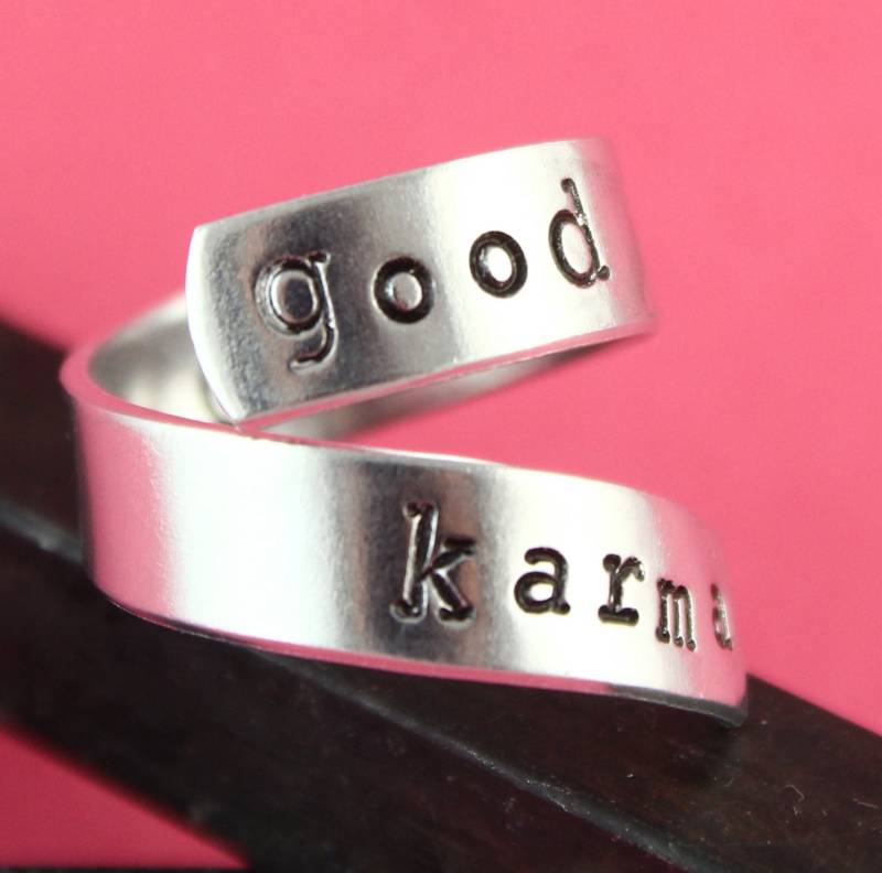 Sale - Good Karma Twist Ring What Goes Around Kommt Um Verstellbarer Handgestempelter von StampinOffThePath