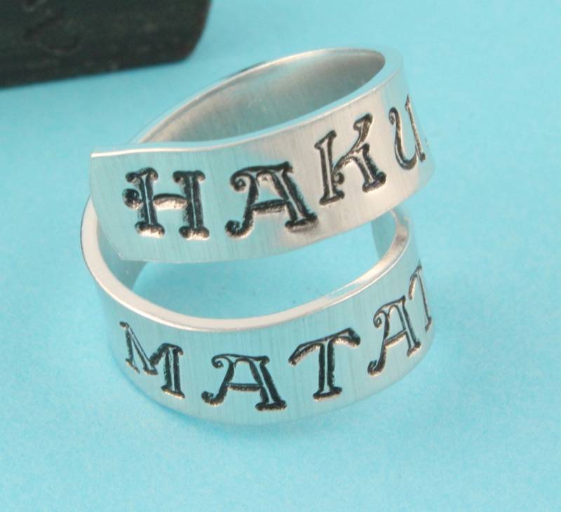 Sale - Hakuna Matata Ring Verstellbarer Twist Aluminium Handgestempelter von StampinOffThePath