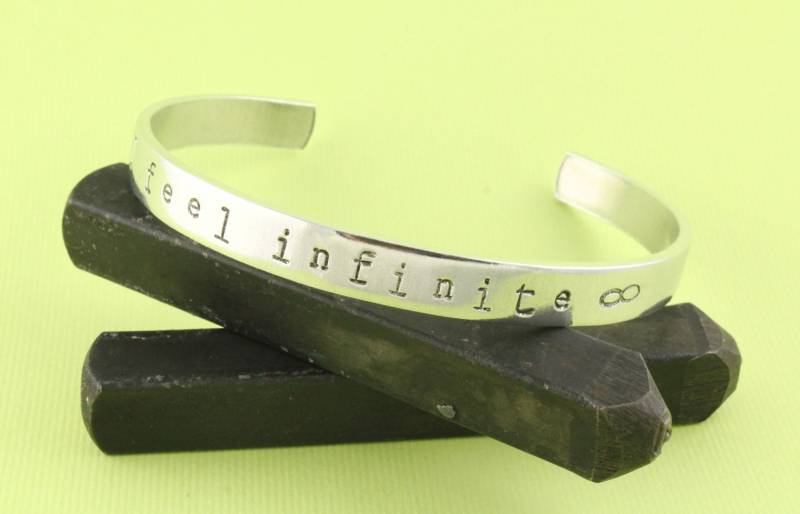 Sale - I Feel Infinite Manschettenarmband Handgestempeltes Armband Infinity Muttertagsgeschenk von StampinOffThePath