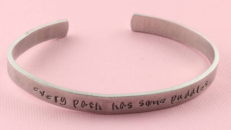 Sale - Jeder Weg Hat Einige Pfützen Handgestempeltes Armband Aluminium Geschenk Muttertagsgeschenk von StampinOffThePath