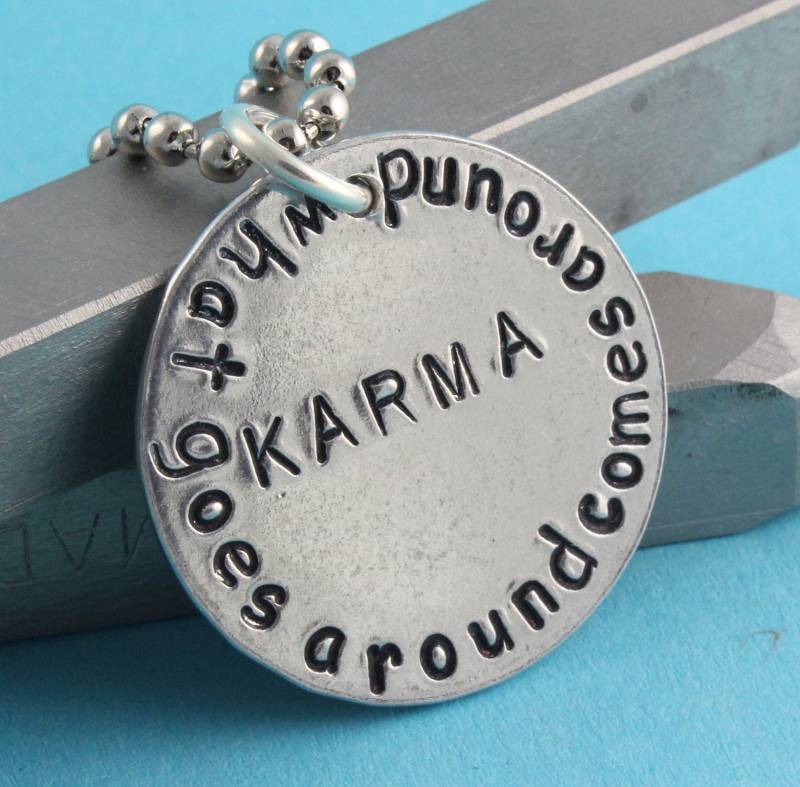 Sale - Karma Hand Gestempelte Halskette What Goes Around Kommt Um Silber von StampinOffThePath