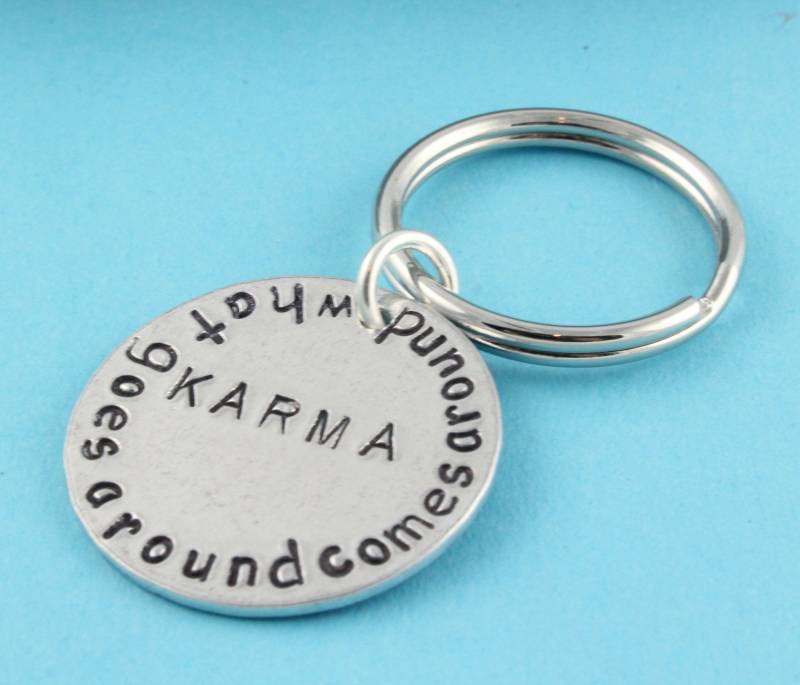 Sale - Karma Hand Gestempelter Schlüsselanhänger What Goes Around Kommt Um Silber Schlüsselring von StampinOffThePath