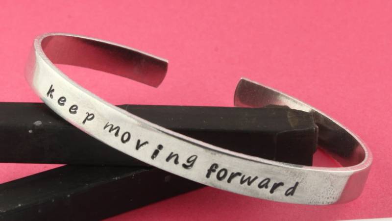 Sale - Keep Moving Forward Handgestempeltes Manschettenarmband Inspirierendes Oder Motivierendes Geschenk Abschlussgeschenk Für Sie Muttertag von StampinOffThePath