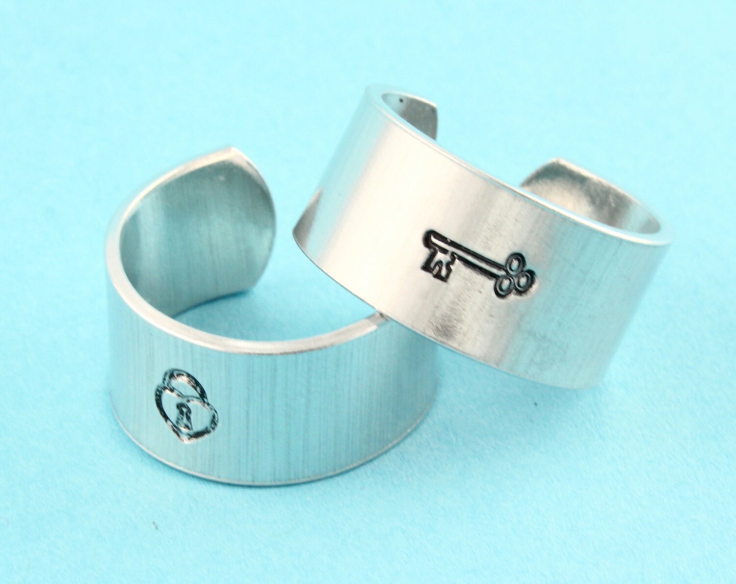 Sale - Key To My Heart Ring Set Verstellbare Handgestempelte Aluminiumringe Handgestempelte Ringe Valentinstag Muttertagsgeschenk Sale - Key To My Heart Ring Set Verstellbare Handgestempelte Aluminiumringe Handgestempelte Ringe Valentinstag Muttertagsgeschenk von StampinOffThePath