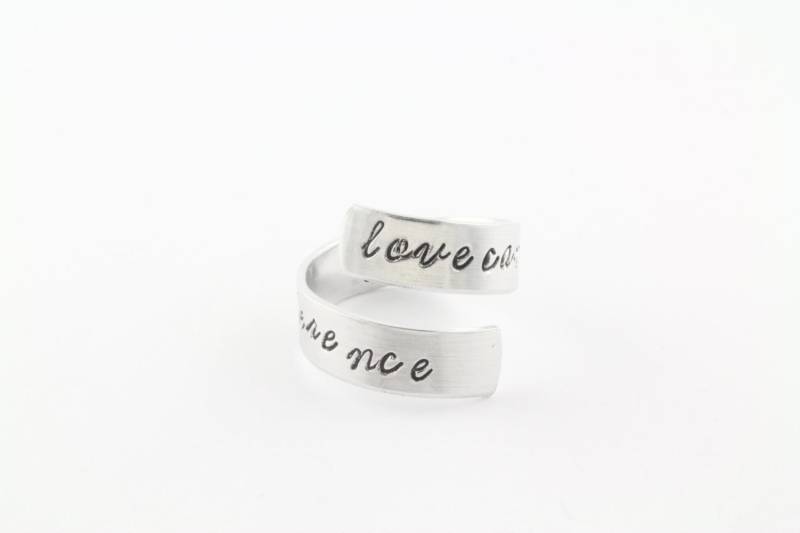 Sale - Love Can't See The Difference Ring Verstellbarer Aluminium Wrap Twist Hand Gestempelter von StampinOffThePath