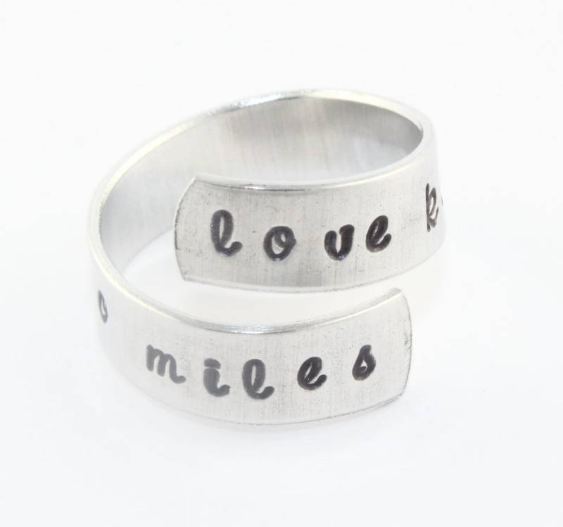 Sale - Love Knows No Miles Wrap Ring Verstellbarer Twist Aluminium Hand Gestempelter Abschluss Geschenk Valentinstag von StampinOffThePath