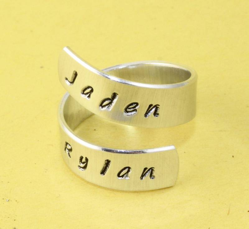 Sale - Namen Wrap Twist Ring Personalisierter Verstellbarer Aluminium Handgestempelter Muttertagsgeschenk Geschenk Für Sie von StampinOffThePath