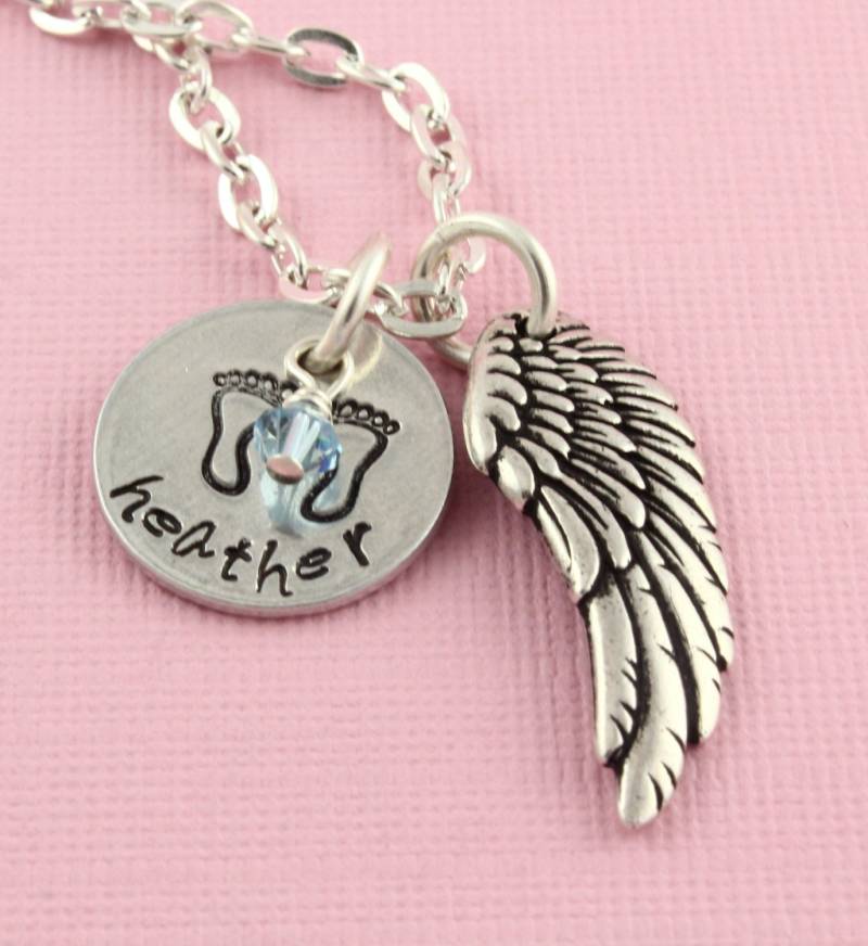 Sale - Personalisierte Erinnerungskette Erinnerungsschmuck Baby Fußabdrücke Halskette Engel von StampinOffThePath