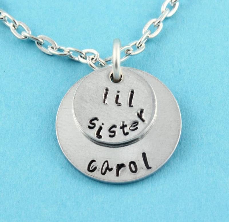 Sale - Personalisierte Kleine Schwester Halskette Handgestempelter Name Lil Sis Schmuck Gestempelte von StampinOffThePath