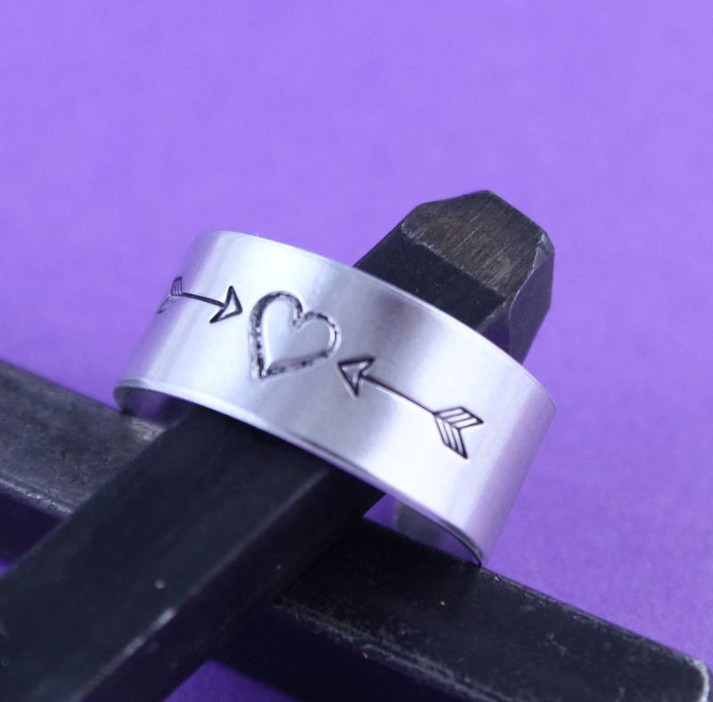 Sale - Pfeil Und Herz Ring Handgestempelter Verstellbarer Initialen Valentinstag von StampinOffThePath