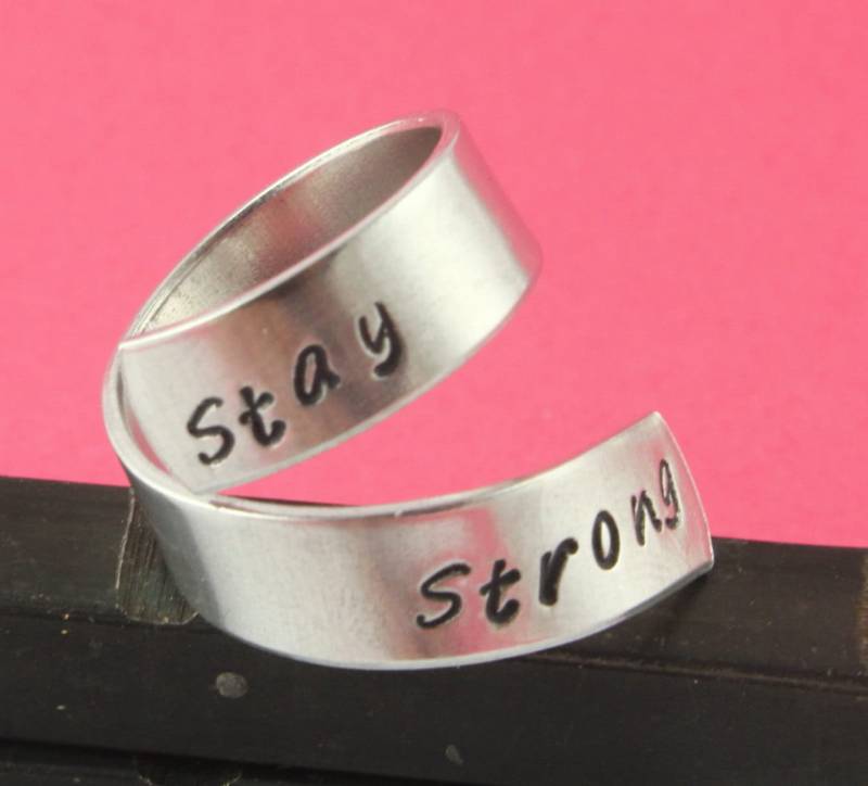 Sale - Stay Strong Wrap Twist Ring Verstellbarer Aluminium Hand Gestempelter Muttertagsgeschenk von StampinOffThePath