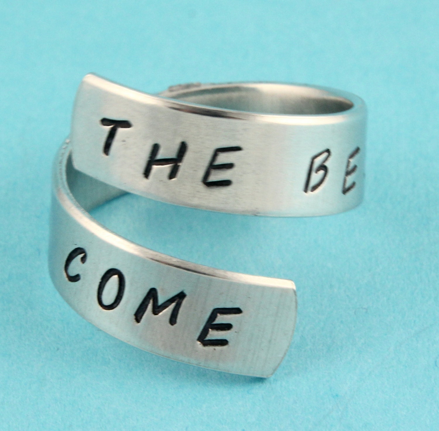 Sale - The Best Is Yet To Come Wickelring Verstellbarer Twist Aluminium Ring Handgestempelter Muttertagsgeschenk Größen 5 6 7 8 9 10 11+ Sale - The Best Is Yet To Come Wickelring Verstellbarer Twist Aluminium Ring Handgestempelter Muttertagsgeschenk Größen 5 6 7 8 9 10 11+ von StampinOffThePath