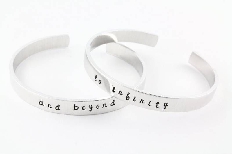 Sale - To Infinity & Beyond Handgestempelte Manschettenarmbänder Beste Freundin Geschenk Für Paare Valentinstag Geschenke von StampinOffThePath