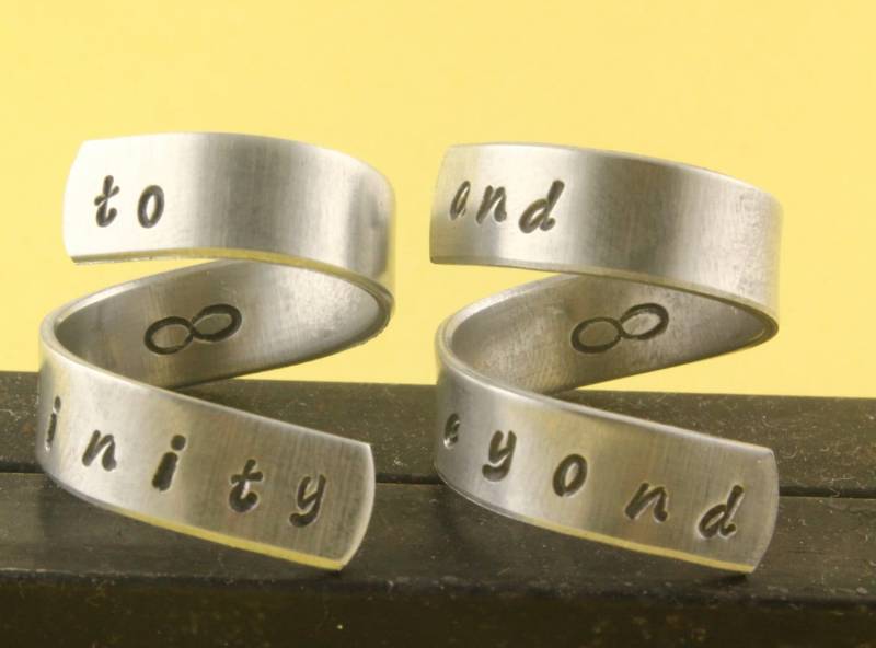 Sale - To Infinity & Beyond Ring Set Beste Freunde Verstellbare Twist Wrap Aluminium Ringe Hand Gestempelte Valentinstag von StampinOffThePath