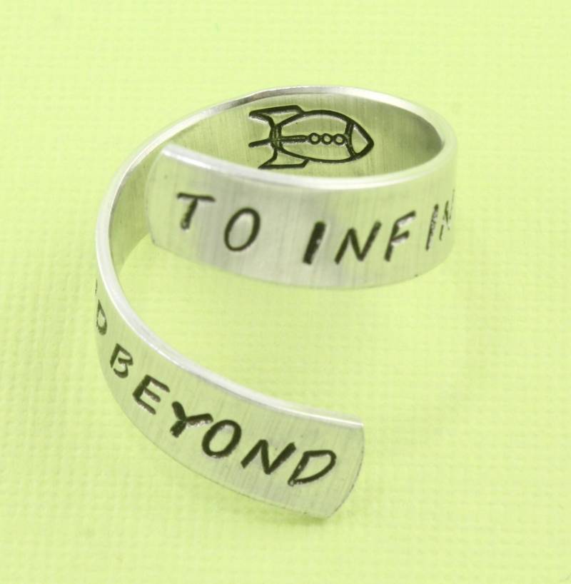 Sale - To Infinity & Beyond Wickelring Mit Rakete Beste Freunde Paare Ring Verstellbarer Dreh Aluminium Hand Gestempelter von StampinOffThePath