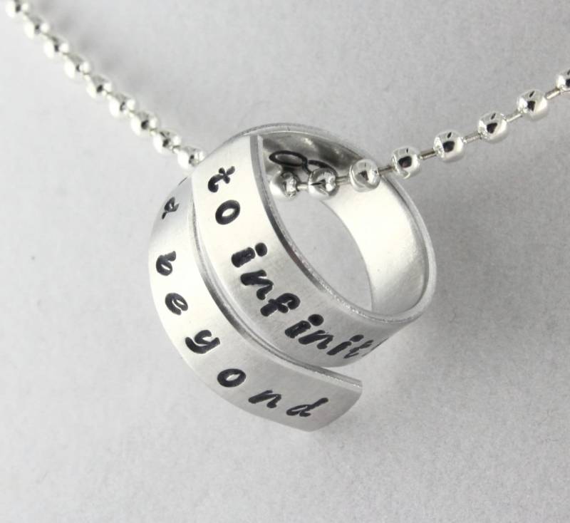 Sale - To Infinity & Beyond Wrap Halskette Beste Freunde Paare Twist Aluminium Hand Gestempelte Muttertagsgeschenk von StampinOffThePath