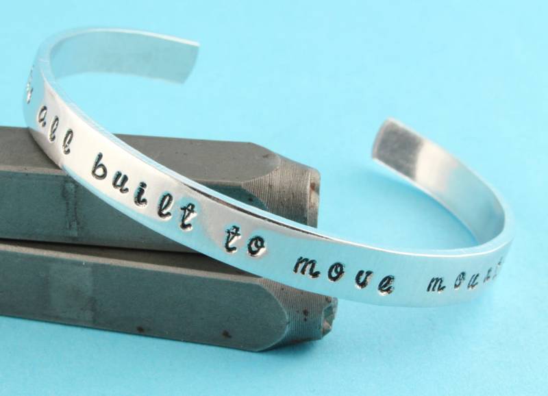 Sale - We're All Built To Move Mountains Handgestempeltes Manschettenarmband Kupfer Oder Aluminium Armband Geschenk Zum Muttertag von StampinOffThePath