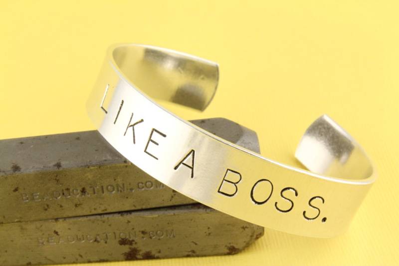 Sale - Wie Ein Boss Handgestempeltes Manschettenarmband Verstellbares Aluminiumarmband Muttertagsgeschenk von StampinOffThePath
