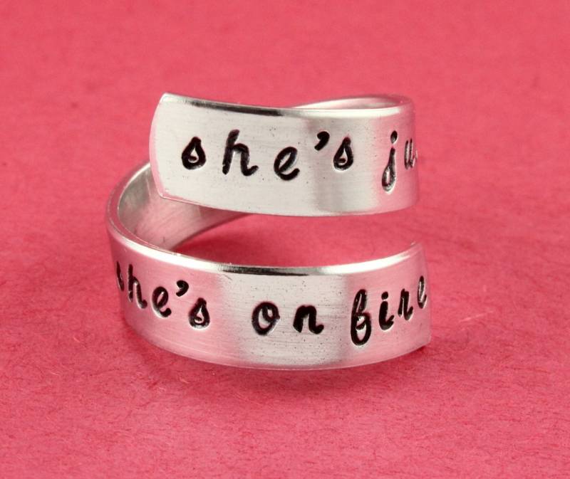 She Es Just A Girl & On Fire Ring - Twist Wickelring Silberring Größe 6 7 Inspiration von StampinOffThePath