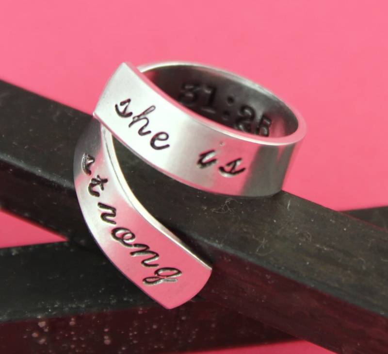 Sie Ist Starkes Ringband - Sprichwörter 3125 Verstellbarer Ring Silberring Inspirationsring Motivationsring Geschenk Unter 20 Größe 7 von StampinOffThePath