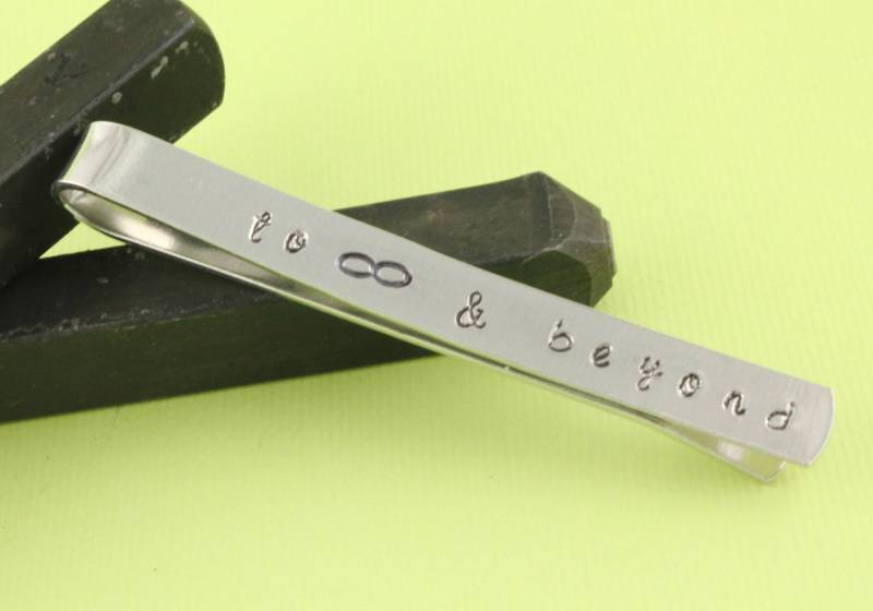 Silberne Krawattenstange - Krawattenklammer Geschenk Für Paare Unendlichkeit Und Darüber Hinaus Vatertagsgeschenk Papa Herren Jubiläumsgeschenk von StampinOffThePath