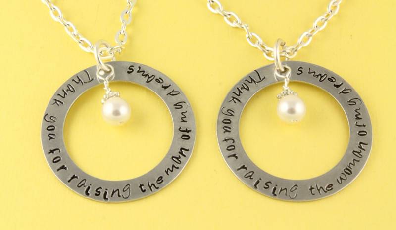 Thank You For Raising The Man Or Woman Of My Dreams Halsketten - Hochzeit Mutter in Law Halskette Set Hand Gestempelte Personalisierte Kombi von StampinOffThePath