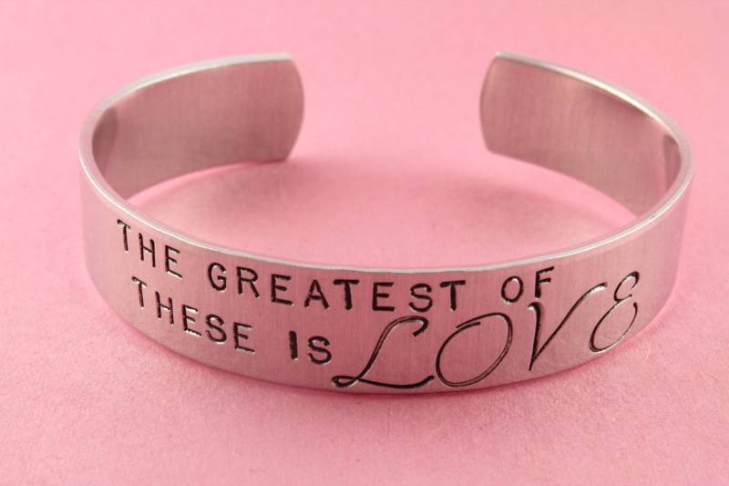 The Greatest Of These Is Love Armband-Hochzeit Armband - Geschenk Für Braut Korinther 1313 Muttertagsgeschenk Silber von StampinOffThePath