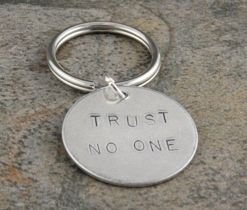Trust No One Keychain - Noone Keyring Key Chain Silver X Files Quote von StampinOffThePath