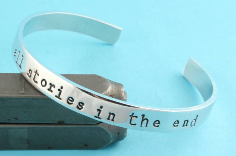We're All Stories in The End Manschettenarmband - Verstellbares Armband Silber Sprucharmband Dr Who Doctor von StampinOffThePath