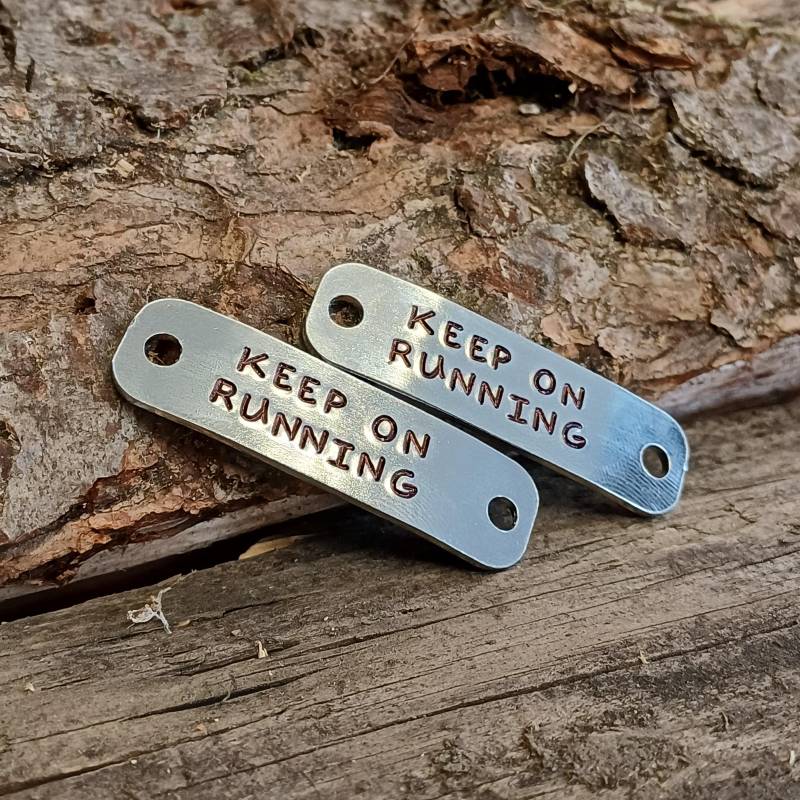 Keep On Racing Trainer Anhänger Set | Inspirierendes Sprinter-Spitzenband Geschenk von Stampywampydoodah