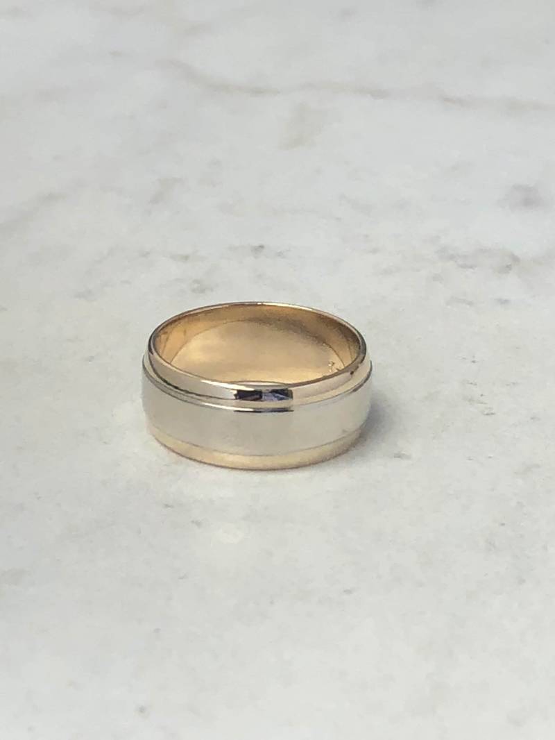 14Kt Gelb -/Weißgold 8 Mm Breiter Herrenring Zu Einem Unglaublichen Preis von StanPaulJewelry
