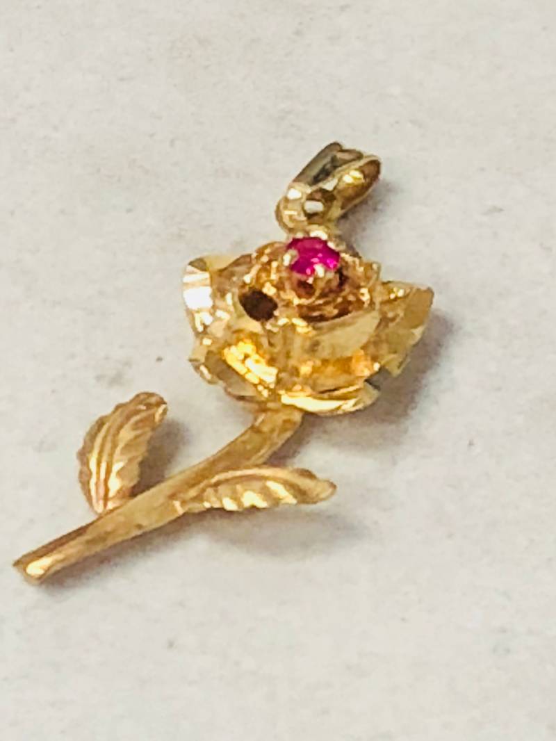 14Kt Gelbgold Damen/Mädchen Rose Charm Anhänger Mit Einem Rubin Edelstein Akzent in Der Mitte von StanPaulJewelry