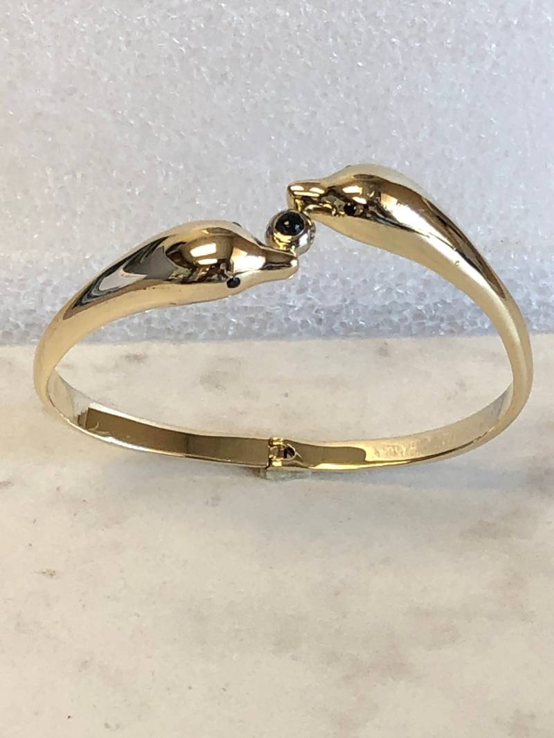 14Kt Gelbgold Damen Delfin Scharnier Massiv Armreif Mit Saphir Edelstein Akzenten Zu Einem Sehr Erschwinglichen Preis von StanPaulJewelry