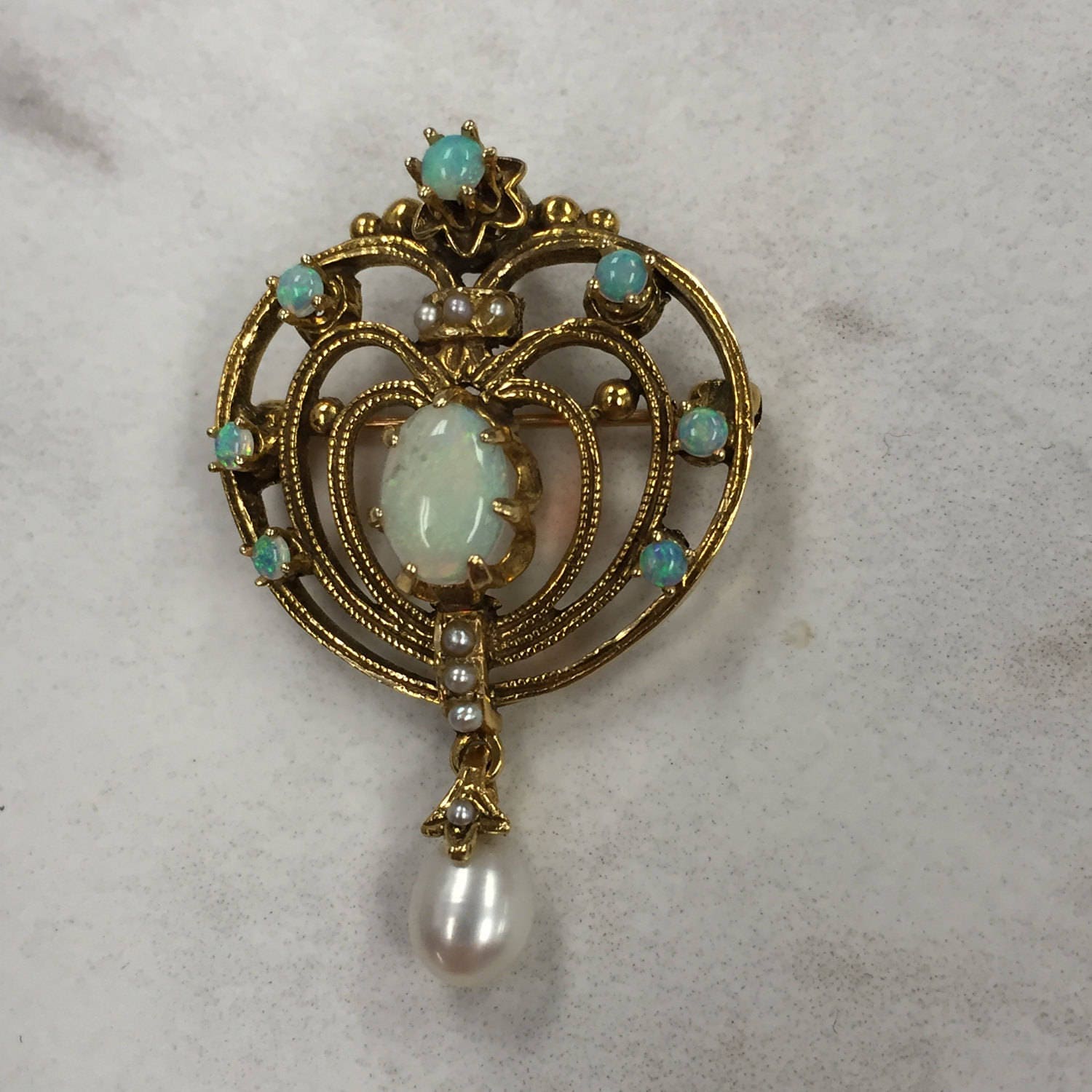 14Kt Gelbgold Lady's Opal Und Perle Vintage Brosche Anhänger Kombination Zu Einem Bemerkenswerten Preis von StanPaulJewelry