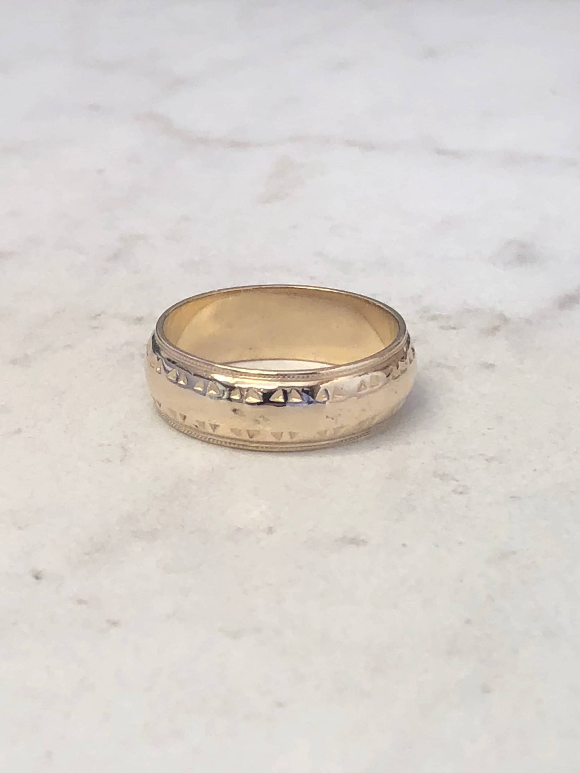 14Kt Gelbgold Unisex Diamantschnittmuster Hochzeit/Jubiläum Band 7 Mm Breit Zu Einem Unglaublichen Preis von StanPaulJewelry